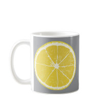 Rebanada de limón fresco en taza gris moderna
