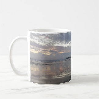 Café Reflexiones en la taza de la playa de la península