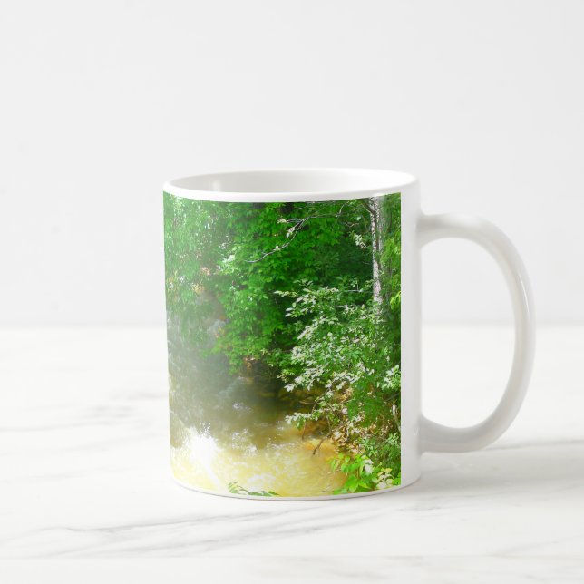 Café Río Rústico bajo la taza de árboles (Derecha)