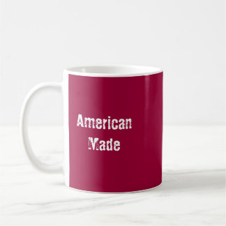 Café Rojo hecho americano de la taza