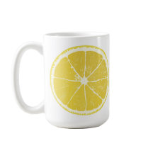 Ronda de limón amarillo brillante en taza blanca