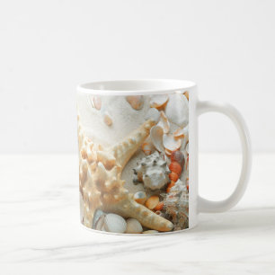 Café Seashells en la taza de la playa