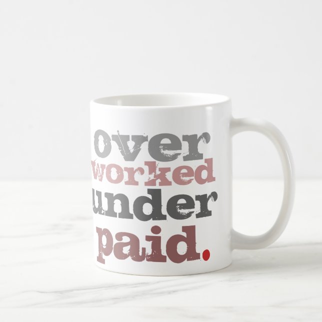 Café sobre trabajado debajo de la taza pagada (Derecha)