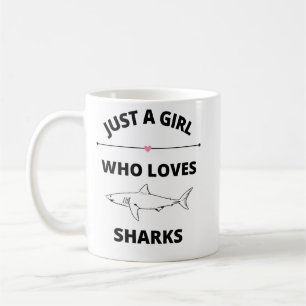 Café Solo un Chica que ama la taza de tiburones
