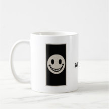 Sonrisa en la taza clásica de inocencia
