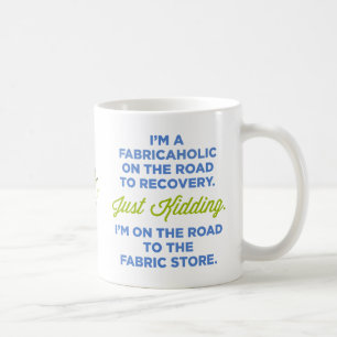 Café Soy un Fabricaholic en el camino a la taza de la