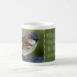 Café Su ojo está en la taza del pájaro del verde de la