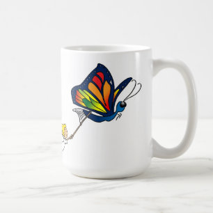 Café Taza adorable de la mariposa y del chica