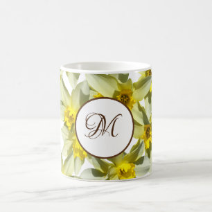 Café Taza amarilla del monograma de los narcisos