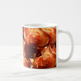 Café taza anaranjada de los rosas