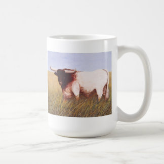Café taza blanca con el fonolocalizador de bocinas