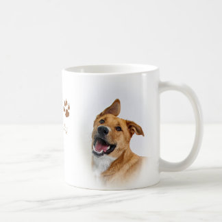 Café taza blanca de 11 onzas que ofrece a Óscar
