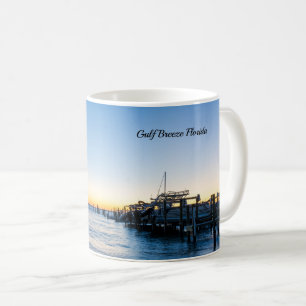 Café Taza Clásica Atardecer con Letrero de la Bahía de 