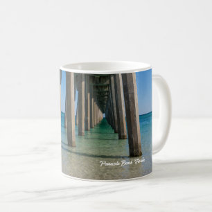 Café Taza clásica bajo el muelle de la playa de Pensaco