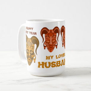 Café Taza con arte de máscara tradicional