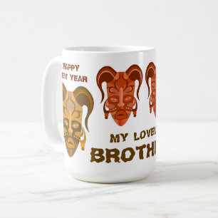 Café Taza con arte de máscara tradicional