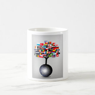 Café Taza con banderas de árbol y globo terrestre