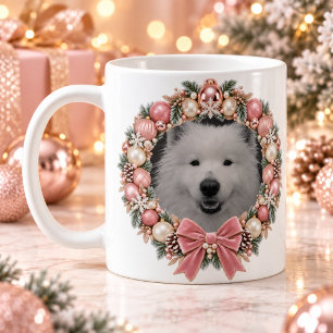 Café Taza con corona de Navidad rosa y foto de mascota