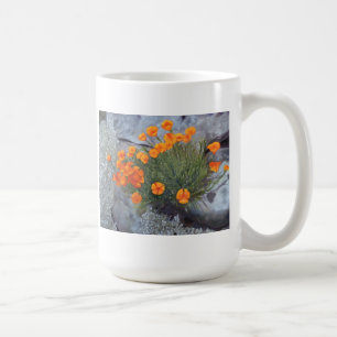 Café Taza con el Bello Artes de amapolas entre las