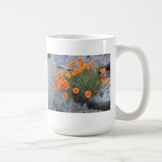 Café Taza con el Bello Artes de amapolas entre las