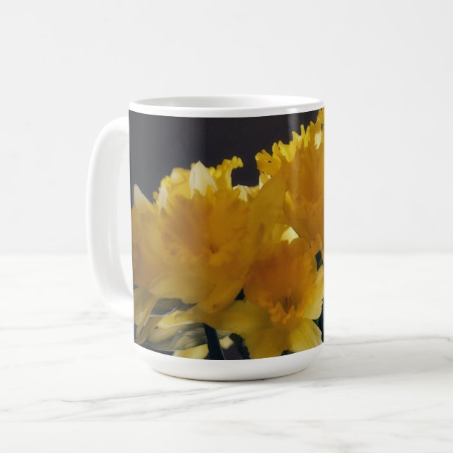 Café Taza con flores de narciso amarillo arte floral (Anverso izquierdo)