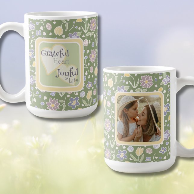 Café Taza con foto de corazón agradecido y vida alegre (Grateful Heart Joyful Life Photo Mug – Personalized Floral Inspirational Gift)