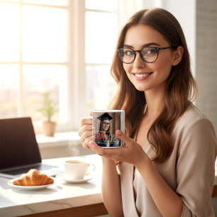 Café Taza con foto de graduación de la clase de 2026 de