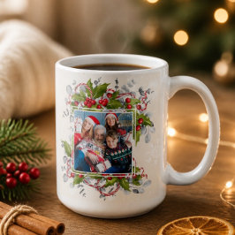 Café Taza con foto de rama de acebo de Navidad