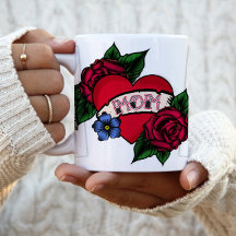 Taza con foto de tatuaje de corazón de mamá