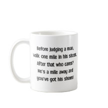 Taza con Frase Divertida Antes de Juzgar a un Homb