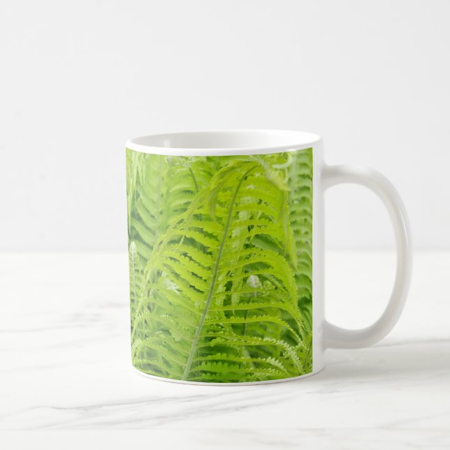 Café Taza con hojas de helecho brillantes (Derecha)