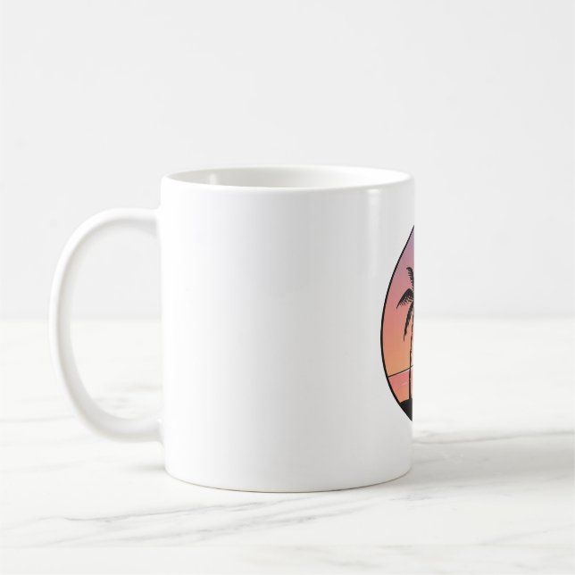 Café Taza con insignia de playa al atardecer (Izquierda)
