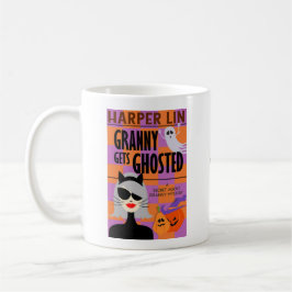Café Taza con la portada del libro de Harper Lin Granny