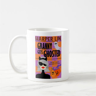 Café Taza con la portada del libro de Harper Lin Granny