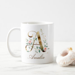 Café Taza con letra A de monograma floral en oro person