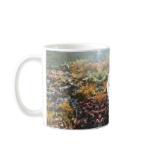 taza con monograma de plantas alpinas