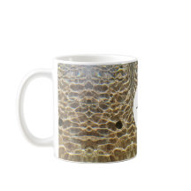 taza con monograma y reflejo de agua