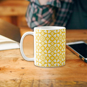 Café Taza con patrón de batik amarillo