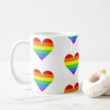Taza con patrón de corazón de arcoíris