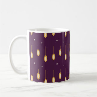 Café Taza con patrón de faroles de Ramadán en ciruela y