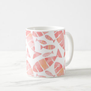 Café Taza con patrón de peces de acuarela rosa y coral 