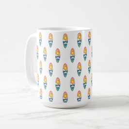 Café Taza con patrón de tabla de surf en la playa