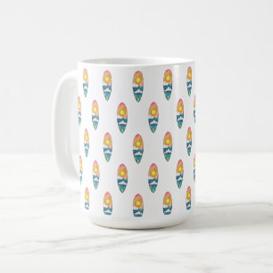 Café Taza con patrón de tabla de surf en la playa