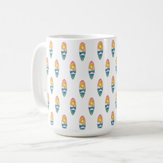 Café Taza con patrón de tabla de surf en la playa