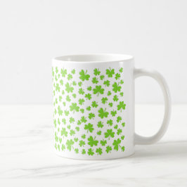 Café Taza con patrón de trébol del día de San Patricio