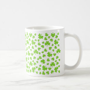 Café Taza con patrón de trébol del día de San Patricio