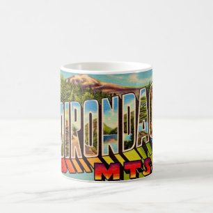 Café Taza con postal de las montañas Adirondack