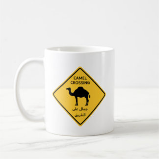 Café Taza con señal de cruce de camellos en árabe