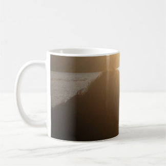 Café Taza con silueta de perro al atardecer