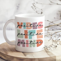 Taza con tipografía estética de mente positiva